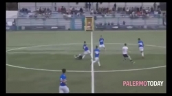 Video: Khó tin cầu thủ sút bóng từ giữa sân xa 50m ghi bàn "cháy" lưới thủ môn