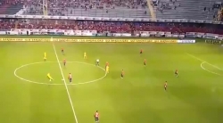 Video: Không được trả lương, cả đội bóng đứng yên cho đối thủ thoải mái ghi bàn