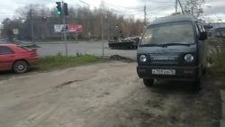 Video: Hãi hùng xe tăng vượt đèn đỏ, đâm sầm vào đoàn ô tô