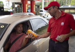 Xăng dầu ế ẩm ở Venezuela: Cho không hoặc đổi bằng bánh kẹo, thuốc lá...