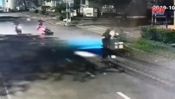 Video: Táo tợn giật túi xách bất thành quay lại cướp xe giữa phố Sài Gòn
