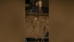 Video: Đôi nam nữ trèo qua lan can để xem tàu chạy trên phố Phùng Hưng