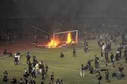 Video: CĐV ở Indonesia đập phá và đốt sân vận động bốc cháy ngùn ngụt