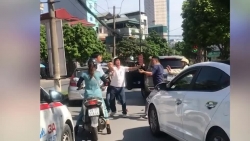Video: Va chạm giao thông, 3 "quý ông" choảng nhau khiến 1 người chảy máu đầu