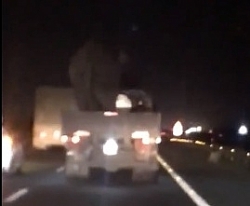 Video: Xe tải chở một con voi phóng như bay trên cao tốc Pháp Vân-Cầu Giẽ