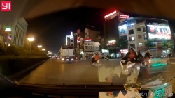 Video: Ô tô bất ngờ rồ ga đâm đổ cột đèn giao thông giữa phố Hà Nội