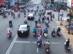 Video: Hãi hùng xe tải chồm tới "ủi" hàng loạt người dừng đèn đỏ ở An Giang