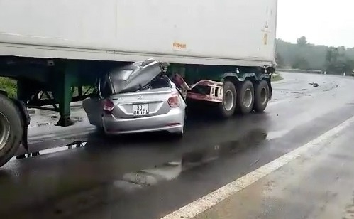 video o to nam gam container sau pha di nguoc chieu khien 2 nguoi tu vong