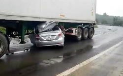 Video: Ô tô nằm gầm container sau pha đi ngược chiều khiến 2 người tử vong
