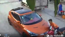 Video: Tài xế ô tô tung "liên hoàn đấm" vào nam thanh niên đi xe máy sau va chạm