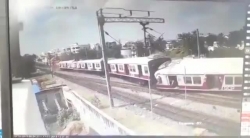 Video: Sốc cảnh 2 đoàn tàu hỏa đâm thẳng vào nhau ở Ấn Độ