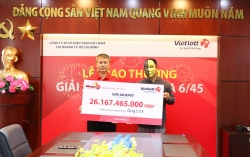 Mua vé Vietlott ở Vinmart+ trúng hơn 26 tỉ đồng, khách ở TP. HCM tặng luôn nhân viên siêu thị 30 triệu