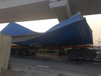 nguyen nhan bat ngo vu xe container keo sap dam cau o tp hcm