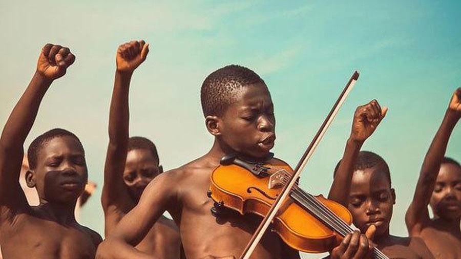 vi sao buc anh cau be danh dan violin ben ban be dep nhat nam 2019
