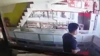 video canh cuop no 2 phat sung cuom so vang gan 1 ti dong giua pho sai gon