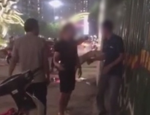 video lai xe bi hai nguoi di xe may danh du doi sau va cham giao thong