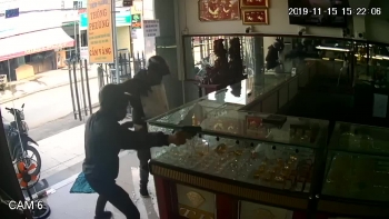 video chi tiet va ro net nhat canh 2 ten cuop no sung lay gan 1 ti dong tien vang o tphcm