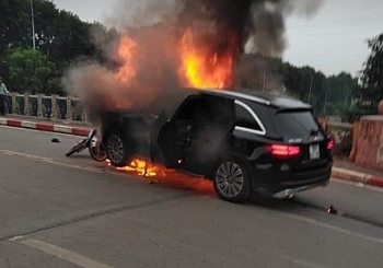 xe mercedes glc boc chay du doi sau khi dam xe may giua pho ha noi