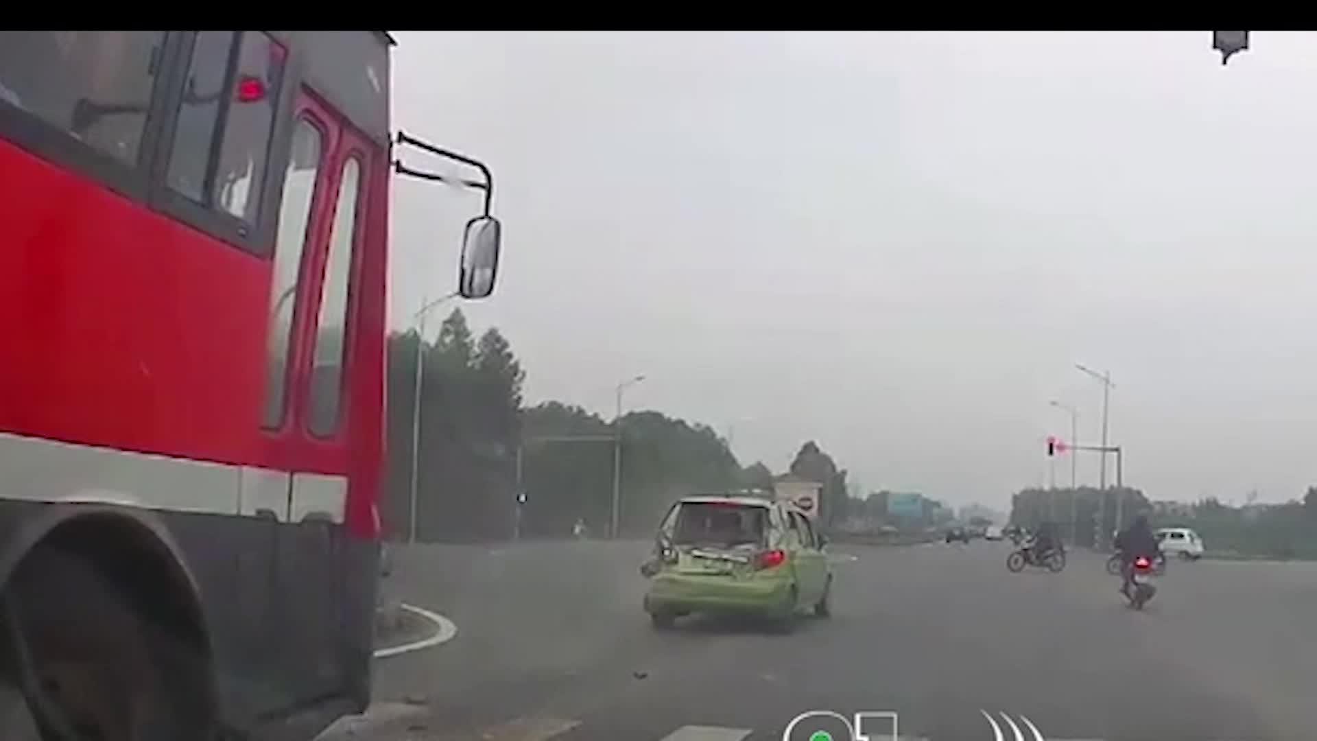 Video: Dừng đèn đỏ đúng quy định, ô tô con bị xe khách đâm nát đuôi