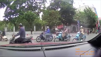 tai xe xe ban tai vo co chan dau o to dang re roi nho nuoc bot