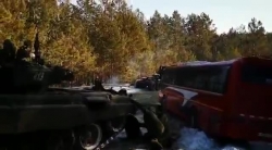 "Xe tăng bay" Nga giải cứu ô tô buýt mắc kẹt trong tuyết rơi nhanh như chớp