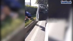 Video: Vung rìu dọa chém sau va chạm giao thông, tài xế xe tải bị khách Tây đánh nhừ tử