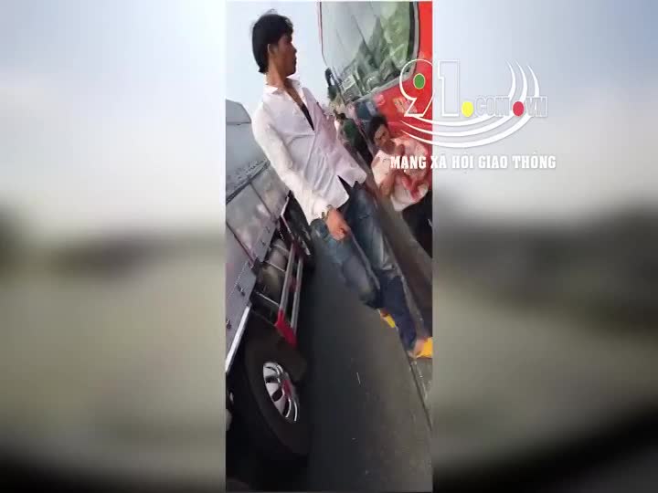 video hai nhom xe khach va o to 7 cho hon chien kinh hoang giua ql1