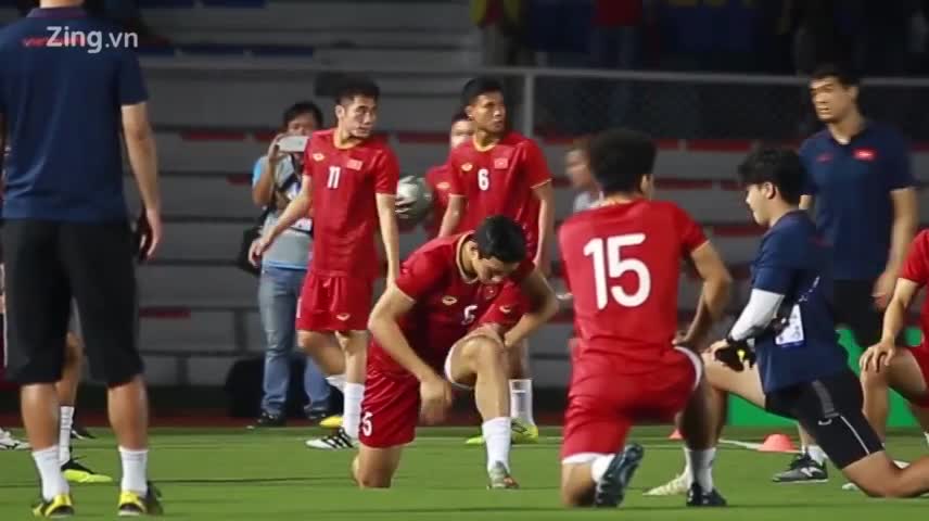 video quang hai bat ngo ra san khoi dong cung dong doi trong tran gap u22 indonesia