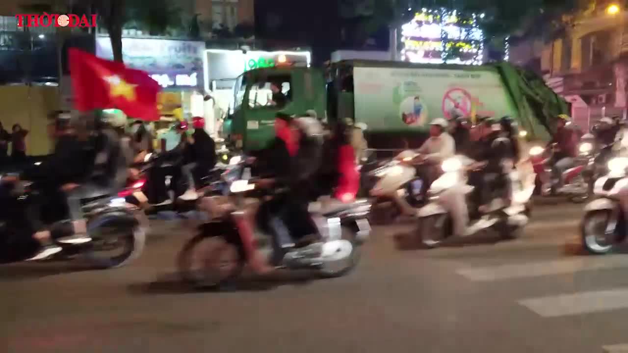 Hà Nội như bùng nổ khi hàng ngàn người đổ xô ăn mừng U22 Việt Nam vô địch SEA Games 30