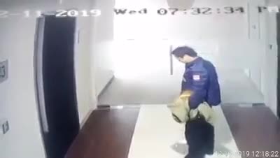 Video: Người đàn ông thản nhiên tiểu bậy trong chung cư ở Hà Nội