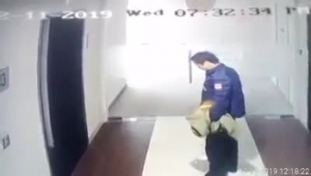 video nguoi dan ong than nhien tieu bay trong chung cu o ha noi