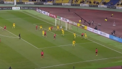 Video: Choáng với những pha xử lý bóng non nớt của cầu thủ ĐTQG Trung Quốc