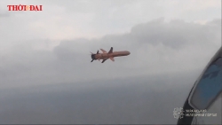 Video: Cặp đôi tiêm kích Su-27 "đuổi bắt" tên lửa phòng không Ukraine