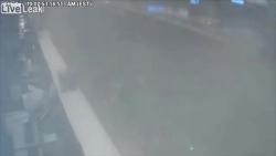 Video: Xe bán tải đâm vỡ tường sân bay sau cú phóng như "tên lửa"