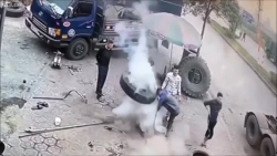 Video: Chạy tán loạn vì lốp xe tải nổ như "bom"