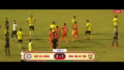 Video: Cầu thủ SHB Đà Nẵng vào bóng kiểu triệt hạ đối phương khiến hai bên hỗn chiến trên sân