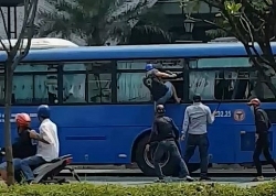 Video: Nhóm côn đồ dùng hung khí đập phá xe buýt giữa phố Sài Gòn