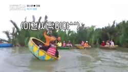 Video: Hoa hậu Hàn Quốc rơi xuống nước khi đang chơi thuyền thúng ở Việt Nam