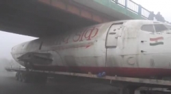 Video: Khó tin cảnh máy bay Boeing B737 mắc kẹt dưới gầm cầu