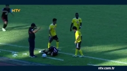 video phan no cau thu tom 2 chan doi thu roi sut thang vao bung