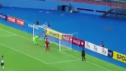 Video: Pha thích thể hiện gây phẫn nộ của thủ môn khiến cả đội ngậm 