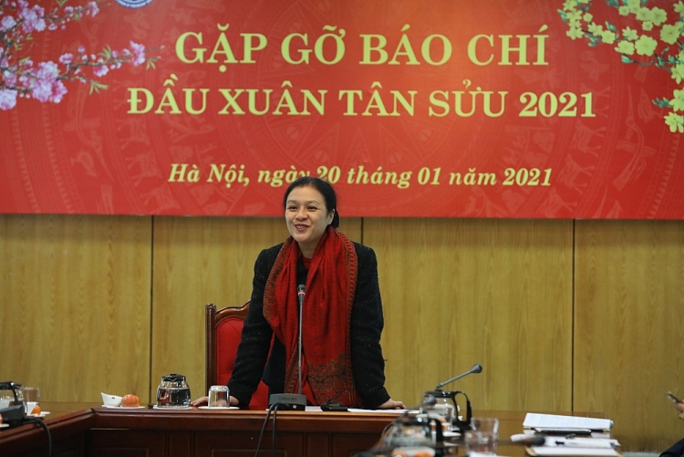 Bà Nguyễn Phương Nga chia sẻ tại buổi gặp gỡ.