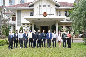 Đại sứ quán Việt Nam tại Thái Lan trao tặng 18.000 khẩu trang y tế cho cộng đồng người Việt