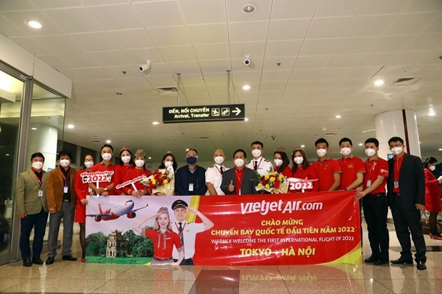 Lãnh đạo Cục hàng không Việt Nam và Vietjet chúc mừng đoàn bay trên chuyến bay quốc tế đầu tiên của hãng trong năm 2022. (Ảnh: Huy Hùng/TTXVN)