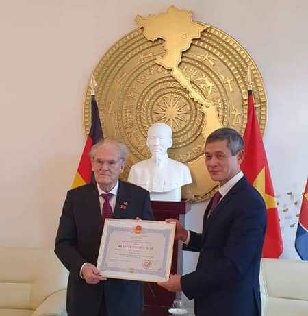 Đại sứ Nguyễn Minh Vũ trao Huân chương Hữu nghị cho Giáo sư, Tiến sĩ Horst Klinkmann.