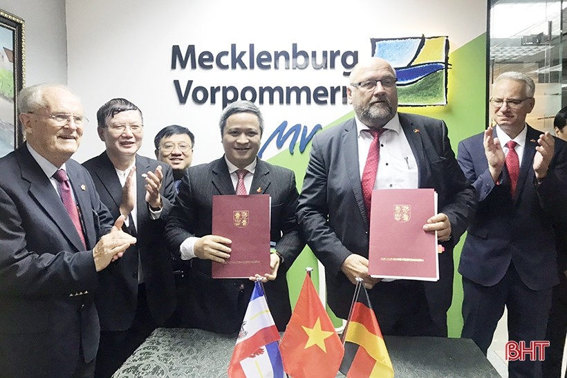 Giáo sư Klinkmann (ngoài cùng bên trái) tham dự buổi lễ ký kết ý định thư hợp tác giữa UBND tỉnh Hà Tĩnh và Bộ Kinh tế, Lao động và Y tế - bang Mecklenburg - Vorpommern năm 2019.