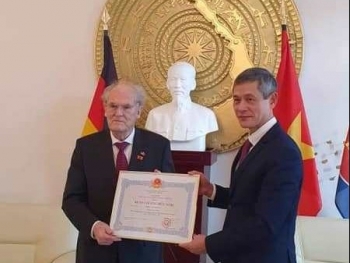 Trao Huân chương Hữu nghị tặng Giáo sư, Tiến sĩ Horst Klinkmann vì những đóng góp cho y học Việt Nam
