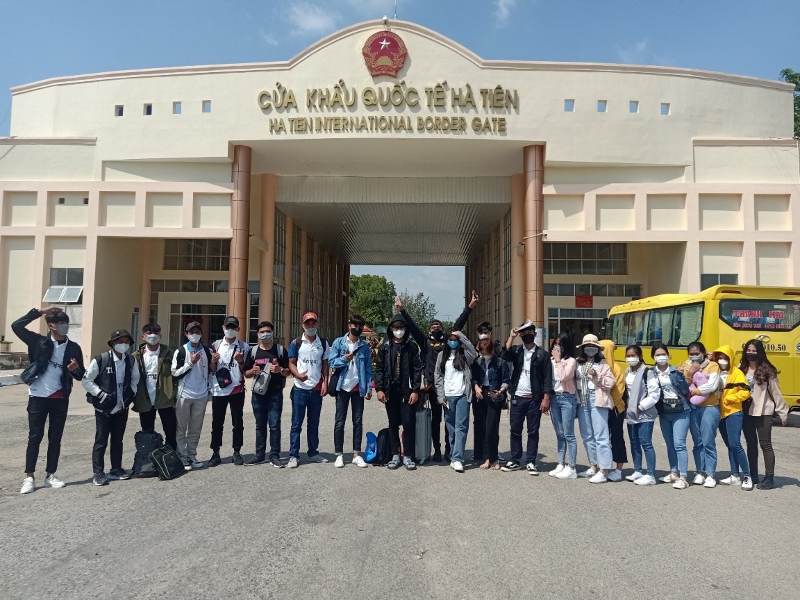 Trường ĐH Kiên Giang tổ chức xe đưa SV Campuchia đến Cửa khẩu Quốc tế Hà Tiên về quê đón Tết.