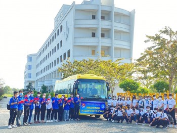 Đại học Kiên Giang đưa sinh viên Campuchia về thăm gia đình dịp nghỉ Tết