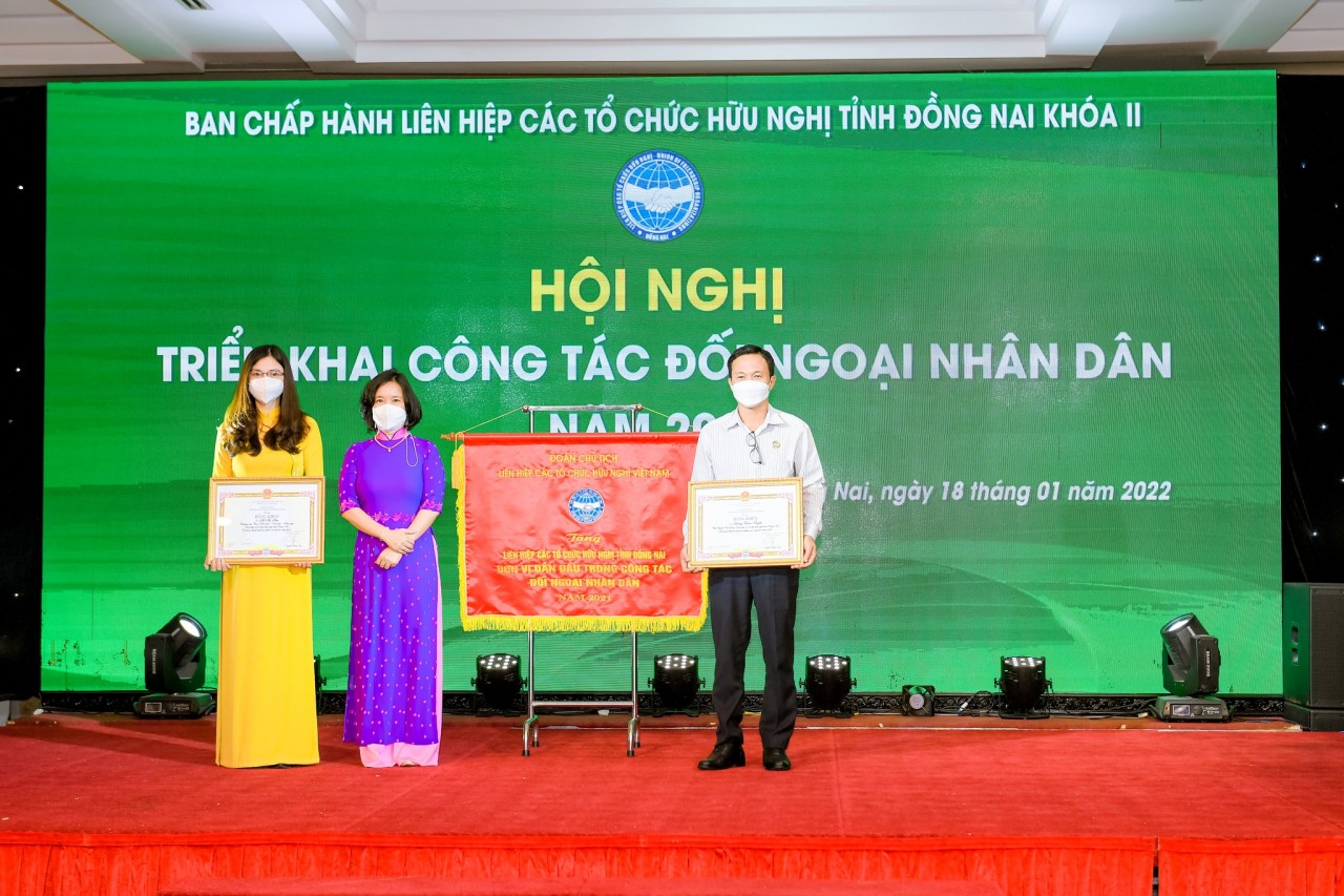 Bà Trần Thị Thu Thủy, Ủy viên Thường vụ Đoàn Chủ tịch, Trưởng đại diện Văn phòng phía Nam Liên hiệp các tổ chức hữu nghị Việt Nam trao bằng khen của Liên hiệp các tổ chức hữu nghị Việt Nam cho 2 cá nhân